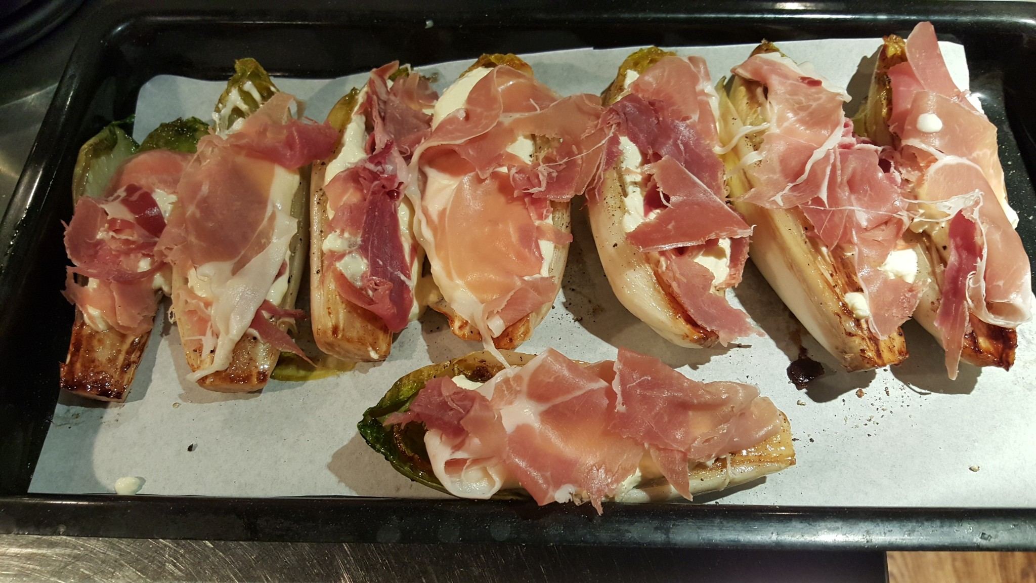 endibias con crema y jamón antes de hornearse